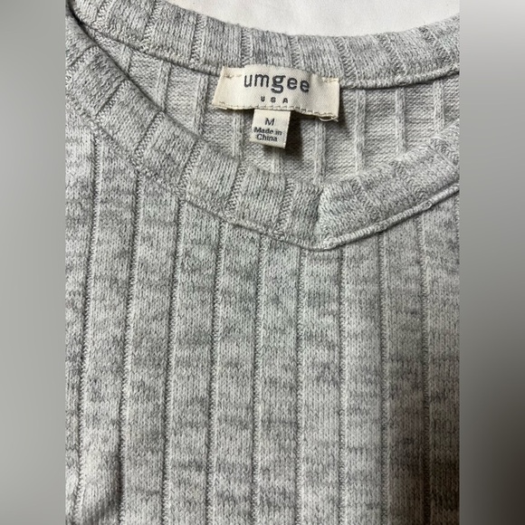 UMGEE Light gray ribbed cold shoulder knit top‎ size M - Picture 12 of 15